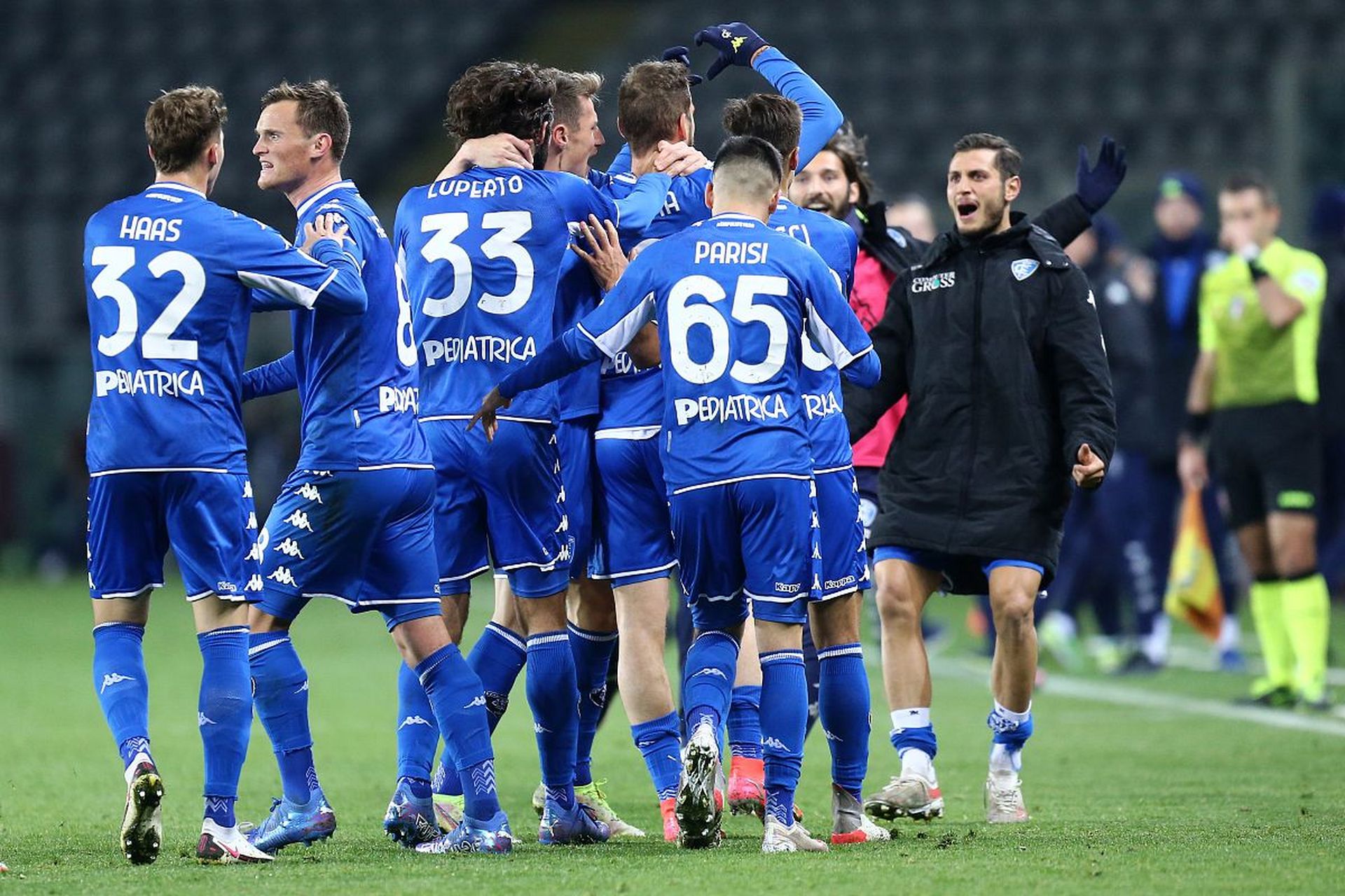 队后防出现 队后防出现